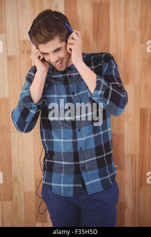 Felice hipster indossando le cuffie Foto Stock