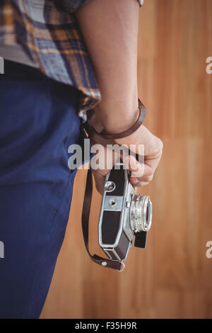 Immagine ritagliata di man tenere la fotocamera Foto Stock