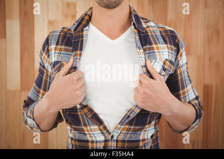 La sezione centrale del hipster apertura shirt in stile supereroe Foto Stock
