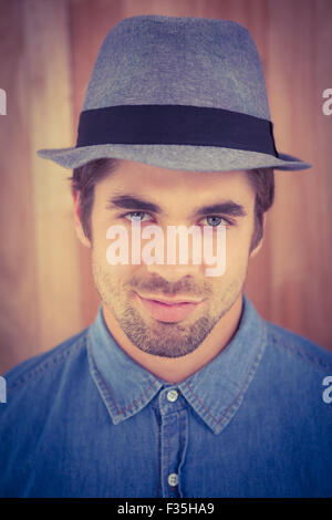 Close-up verticale di fiduciosa hipster indossando hat Foto Stock