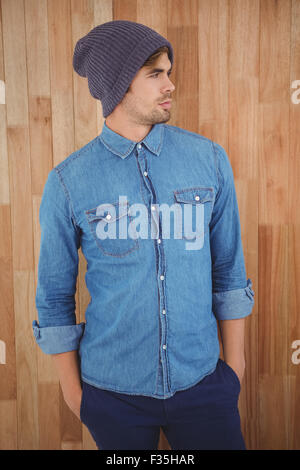 Fiducioso hipster indossando berretto lavorato a maglia Foto Stock