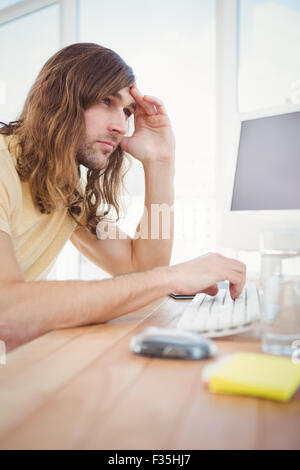Preoccupato hipster lavorando sul computer Foto Stock