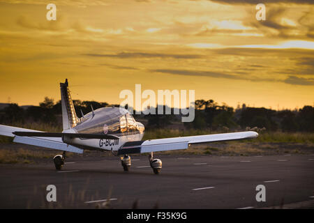 Piper Cherokee, G-BCJM a Charterhall airfield un ex RAF guerra stazione di aria per la formazione di notte piloti di caccia. Foto Stock