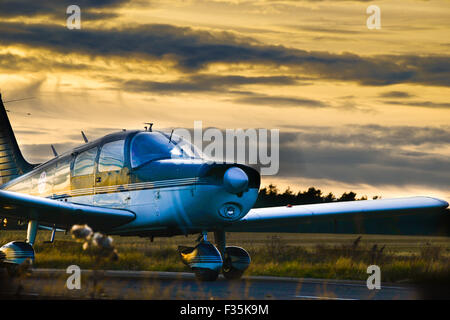 Piper Cherokee, G-BCJM a Charterhall airfield un ex RAF guerra stazione di aria per la formazione di notte piloti di caccia. Foto Stock