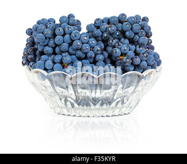 Uva blu in un vaso di vetro isolato su sfondo bianco Foto Stock