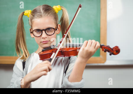 Carino allievo suona il violino in una classe Foto Stock