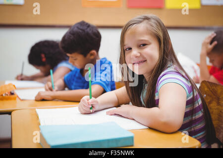Occupato gli studenti che lavorano sul lavoro in classe Foto Stock