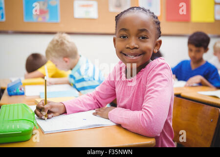 Occupato gli studenti che lavorano sul lavoro in classe Foto Stock
