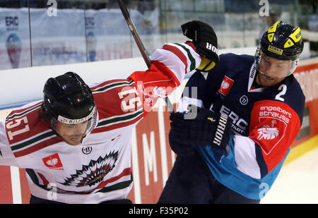 Sett. 29, 2015 - Ingolstadt, Baviera, Germania - da sinistra Mats Rosseli Olsen (NOR), Patrick MCNEILL (Ingolstadt/CAN), .Ice Hockey Hockey Champions League CHL,ERC Ingolstadt vs Froelunda Goteborg, Ingolstadt, Saturn-Arena,Settembre 29th, 2015, nel primo knock out round della CHL vince Ingolstadt contro Goeteborg nel primo match 4:2 (credito Immagine: © Wolfgang Fehrmann/Wolfgang Fehrmann via ZUMA filo) Foto Stock