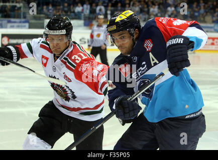 Sett. 29, 2015 - Ingolstadt, Baviera, Germania - da sinistra Nicklas LASU (Goeteborg), Benedikt KOHL (Ingolstadt), .Ice Hockey Hockey Champions League CHL,ERC Ingolstadt vs Froelunda Goteborg, Ingolstadt, Saturn-Arena,Settembre 29th, 2015, nel primo knock out round della CHL vince Ingolstadt contro Goeteborg nel primo match 4:2 (credito Immagine: © Wolfgang Fehrmann/Wolfgang Fehrmann via ZUMA filo) Foto Stock