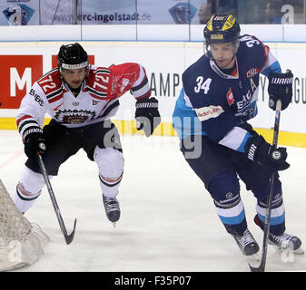 Sett. 29, 2015 - Ingolstadt, Baviera, Germania - da sinistra Patrick CARLSSON (Goeteborg), Benedikt KOHL (Ingolstadt), .Ice Hockey Hockey Champions League CHL,ERC Ingolstadt vs Froelunda Goteborg, Ingolstadt, Saturn-Arena,Settembre 29th, 2015, nel primo knock out round della CHL vince Ingolstadt contro Goeteborg nel primo match 4:2 (credito Immagine: © Wolfgang Fehrmann/Wolfgang Fehrmann via ZUMA filo) Foto Stock