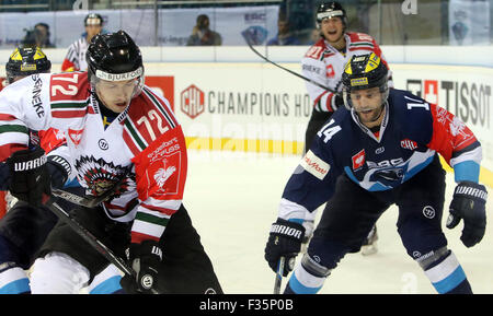 Sett. 29, 2015 - Ingolstadt, Baviera, Germania - da sinistra Patrick CARLSSON (Goeteborg), Dustin FRIESEN (Ingolstadt), .Ice Hockey Hockey Champions League CHL,ERC Ingolstadt vs Froelunda Goteborg, Ingolstadt, Saturn-Arena,Settembre 29th, 2015, nel primo knock out round della CHL vince Ingolstadt contro Goeteborg nel primo match 4:2 (credito Immagine: © Wolfgang Fehrmann/Wolfgang Fehrmann via ZUMA filo) Foto Stock