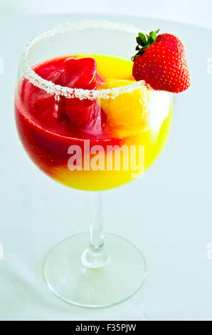 Una deliziosa mango e fragola cocktail rinfrescanti e gustose! Foto Stock