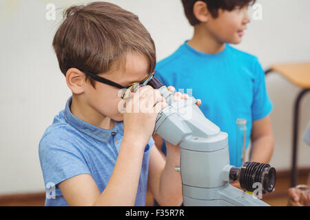 Gli studenti a lezione di scienze in aula Foto Stock