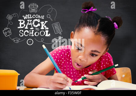 Immagine composita di graziosi allievo iscritto al banco in aula Foto Stock