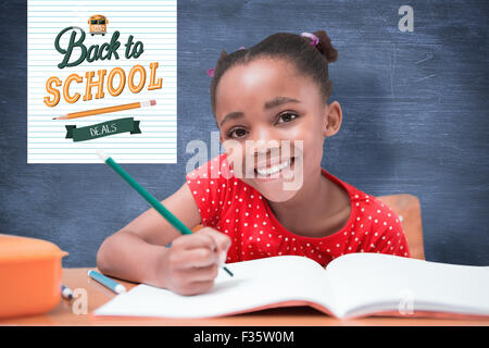 Immagine composita di graziosi alunni iscritto alla scrivania in aula Foto Stock