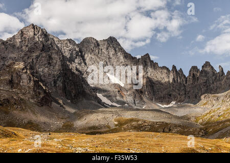 Colorato alba estiva in montagna con dolci colline e valli in golden. La luce del mattino Foto Stock