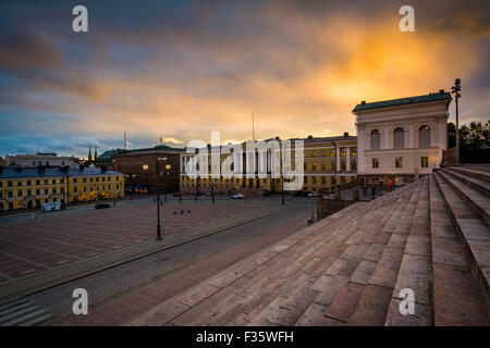 Vista di Senaatintori, la Piazza del Senato al tramonto, a Helsinki in Finlandia. Foto Stock