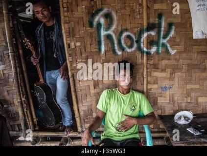 Un rifugiato kachin suona la chitarra in un campo di rifugiati in stato Kachin, Myanmar Foto Stock