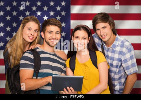 Immagine composita di studenti usando tavoletta digitale presso il college corridoio Foto Stock