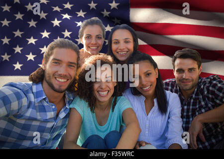 Immagine composita di sorridere amici nel parco Foto Stock