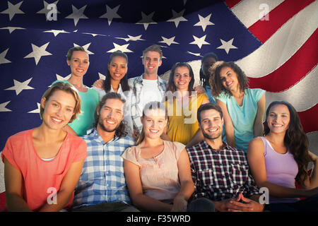 Immagine composita di amici sorridente in telecamera Foto Stock