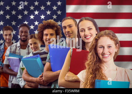 Immagine composita di studenti di moda sorridente in telecamera insieme Foto Stock