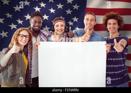 Immagine composita di studenti di moda sorridente in telecamera insieme Foto Stock