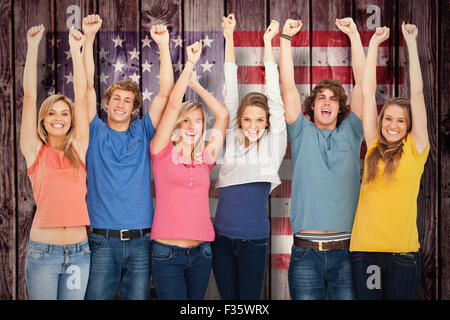 Immagine composita del popolo sorridente alzando le mani in aria Foto Stock