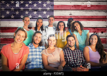 Immagine composita di amici sorridente in telecamera Foto Stock