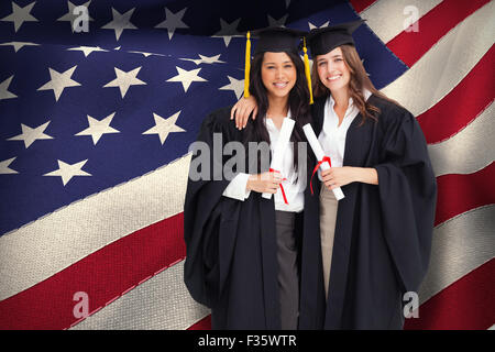 Immagine composita di due donne che abbraccia ogni altro dopo che si è laureato dall'università Foto Stock