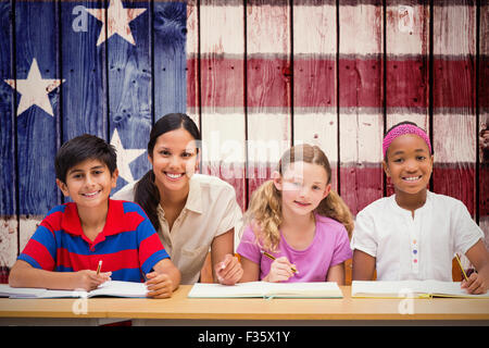 Immagine composita di pretty docente aiutare gli studenti nella libreria Foto Stock