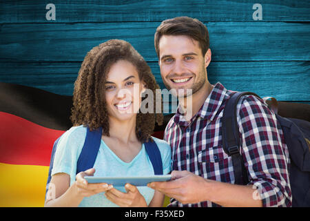 Immagine composita di studenti usando un tablet pc Foto Stock