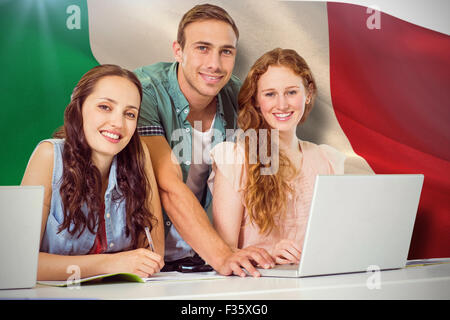 Immagine composita di studenti di moda utilizzando laptop Foto Stock