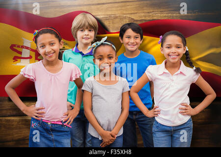 Immagine composita di graziosi alunni sorridente in telecamera in aula Foto Stock