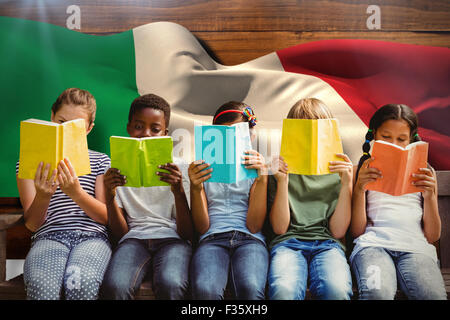 Immagine composita dei bambini la lettura di libri in posizione di parcheggio Foto Stock