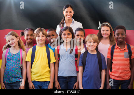 Immagine composita di graziosi alunni sorridente alla fotocamera nella hall Foto Stock