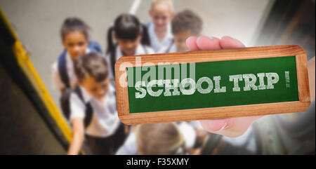 Scuola di viaggio! Contro la cute scolari di salire sul bus di scuola Foto Stock