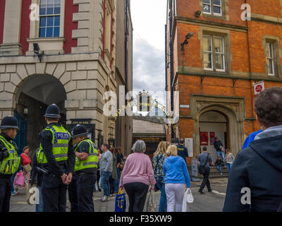 Al di fuori di polizia Jamies ristorante italiano in York Foto Stock