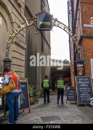 La polizia di entrare nel Jamies ristorante italiano in York Foto Stock