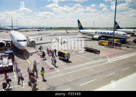 Ryanair Airbus A380 aerei parcheggiati presso il terminal in aeroporto di Dublino, Irlanda. Foto Stock