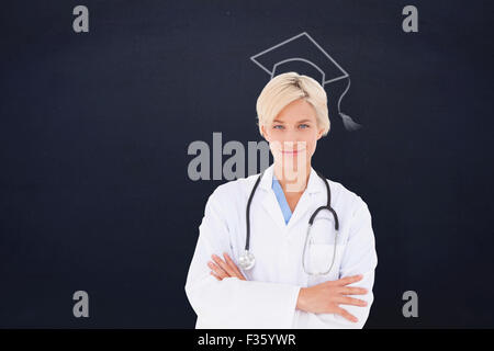 Immagine composita del biondo medico sorridente in telecamera Foto Stock