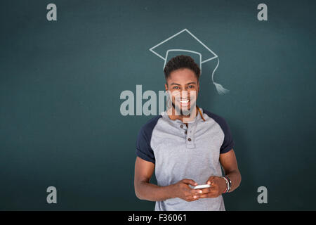 Immagine composita del giovane uomo informale per la messaggistica di testo Foto Stock