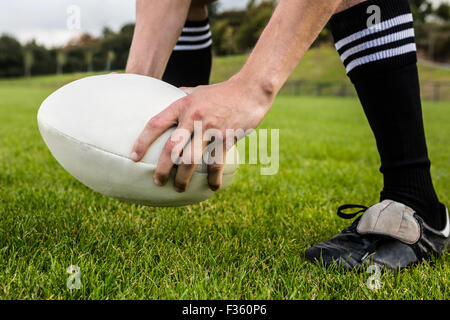 Giocatore di Rugby circa dare dei calci a sfera Foto Stock