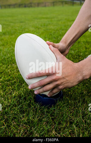 Giocatore di rugby di prelevare la sfera Foto Stock