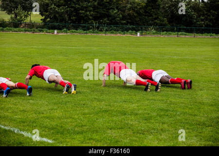 Giocatori di Rugby facendo ups push Foto Stock