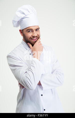 Ritratto di un maschio sorridente chef cucinare in piedi isolato su uno sfondo bianco Foto Stock