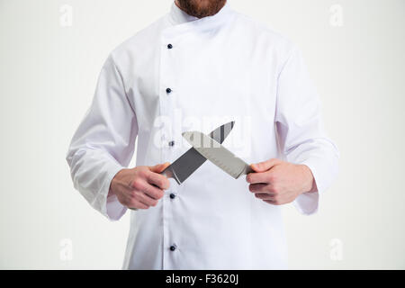 Ritratto di un maschio di chef cuoco coltello affilatura isolato su uno  sfondo bianco Foto stock - Alamy