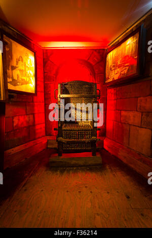 L'Inquisizione sedia esposti nel museo della tortura ad Amsterdam in Olanda, l'Europa. Foto Stock