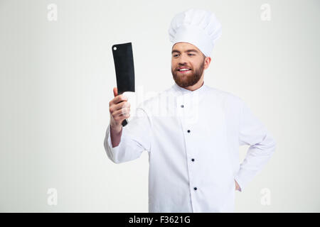 Ritratto di un maschio felice chef di cucina azienda coltellino cleaver isolato su uno sfondo bianco Foto Stock